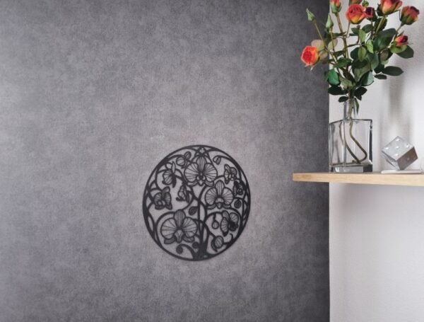 Detailansicht Orchideen-Motiv aus Metall, zeigt präzisen Laser-Cut und Textur