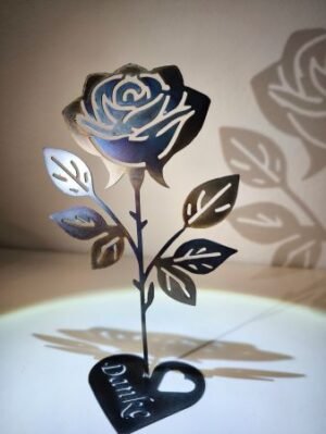 Metall-Herz Rose mit manuellem Farbverlauf und Herzfuß, 26 cm hoch