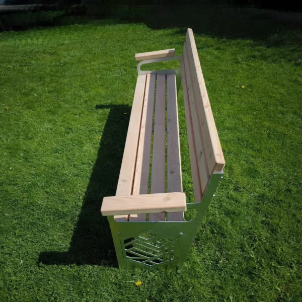 Die "Sitzbank Natura", eine robuste und elegante Dreisitzer-Bank mit bequemer Rückenlehne und Armlehnen. Gefertigt aus hochwertigem Lärchenholz (7 Leisten, 45x95mm) und einem Gestell aus feuerverzinktem Stahl nach DIN EN ISO 1461. Diese langlebige Stadtgartenbank bietet den perfekten Ruhepunkt in Gärten, Parks und an Wanderwegen.