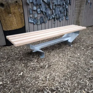 Trapezbank Outside aus Lärchenholz und feuerverzinktem Stahl, modernes Design, 4 Holzleisten