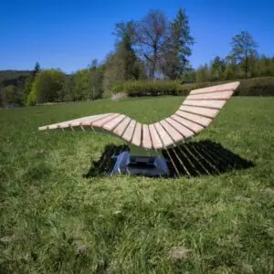 Das Waldsofa mit massiver Standkonsole kombiniert modernes Design mit hoher Funktionalität und Komfort. Die stabile Stahlkonstruktion aus feuerverzinktem Stahl garantiert eine lange Lebensdauer und hohe Witterungsbeständigkeit. Die ergonomische Wellenform sorgt für eine entspannte Haltung und entlastet den Rücken. Die Sitzfläche aus geschliffenem Lärchenholz bietet nicht nur eine natürliche Optik, sondern auch eine angenehme Haptik. Dank der verstellbaren Rückenlehne kann die Sitz- oder Liegeposition individuell angepasst werden, um maximalen Komfort zu gewährleisten. Dieses Waldsofa ist die perfekte Wahl für Gärten, Parks oder Erholungsbereiche und lädt zum Entspannen in der Natur ein. Es wird komplett montiert geliefert und kann auf Wunsch in verschiedenen RAL-Farben individuell gestaltet werden.
