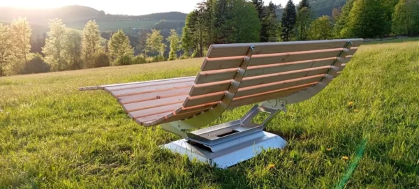 Komplett montiert geliefertes Waldsofa mit massiver Standkonsole, bereit für den Garten