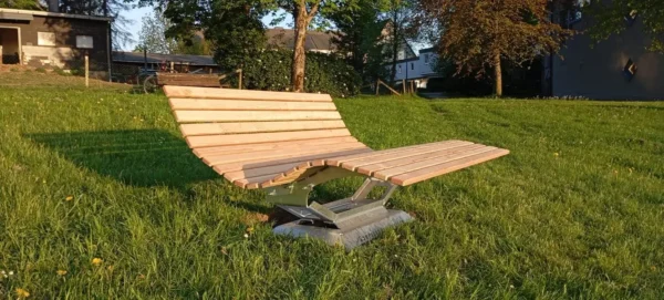 Breites Waldsofa mit massiver Standkonsole, 180 cm Länge, für maximalen Platz