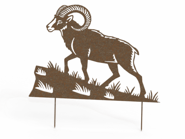 Detailansicht Widder-Gartenfigur, Rostoptik und Erdspieße sichtbar
