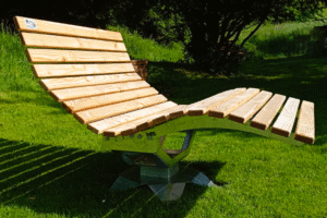 Ein elegantes, ergonomisches Waldsofa mit Douglasienholzlatten und einem robusten feuerverzinkten Stahl-Mittelfuß, auf einem sonnigen Rasen in einer natürlichen Umgebung.