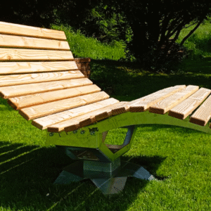Ein elegantes, ergonomisches Waldsofa mit Douglasienholzlatten und einem robusten feuerverzinkten Stahl-Mittelfuß, auf einem sonnigen Rasen in einer natürlichen Umgebung.