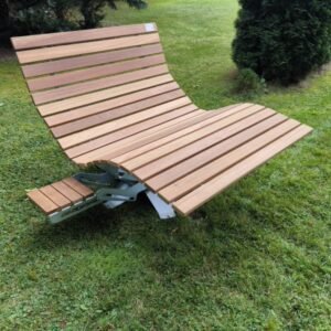 Drehbares Waldsofa aus Bangkirai-Holz mit integriertem Klapptisch, aufgestellt im Garten auf einer grünen Rasenfläche.